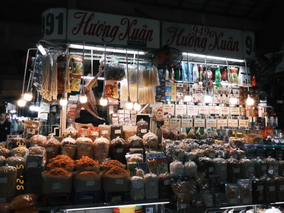 Bàn ăn tại Hùng Nguyện
